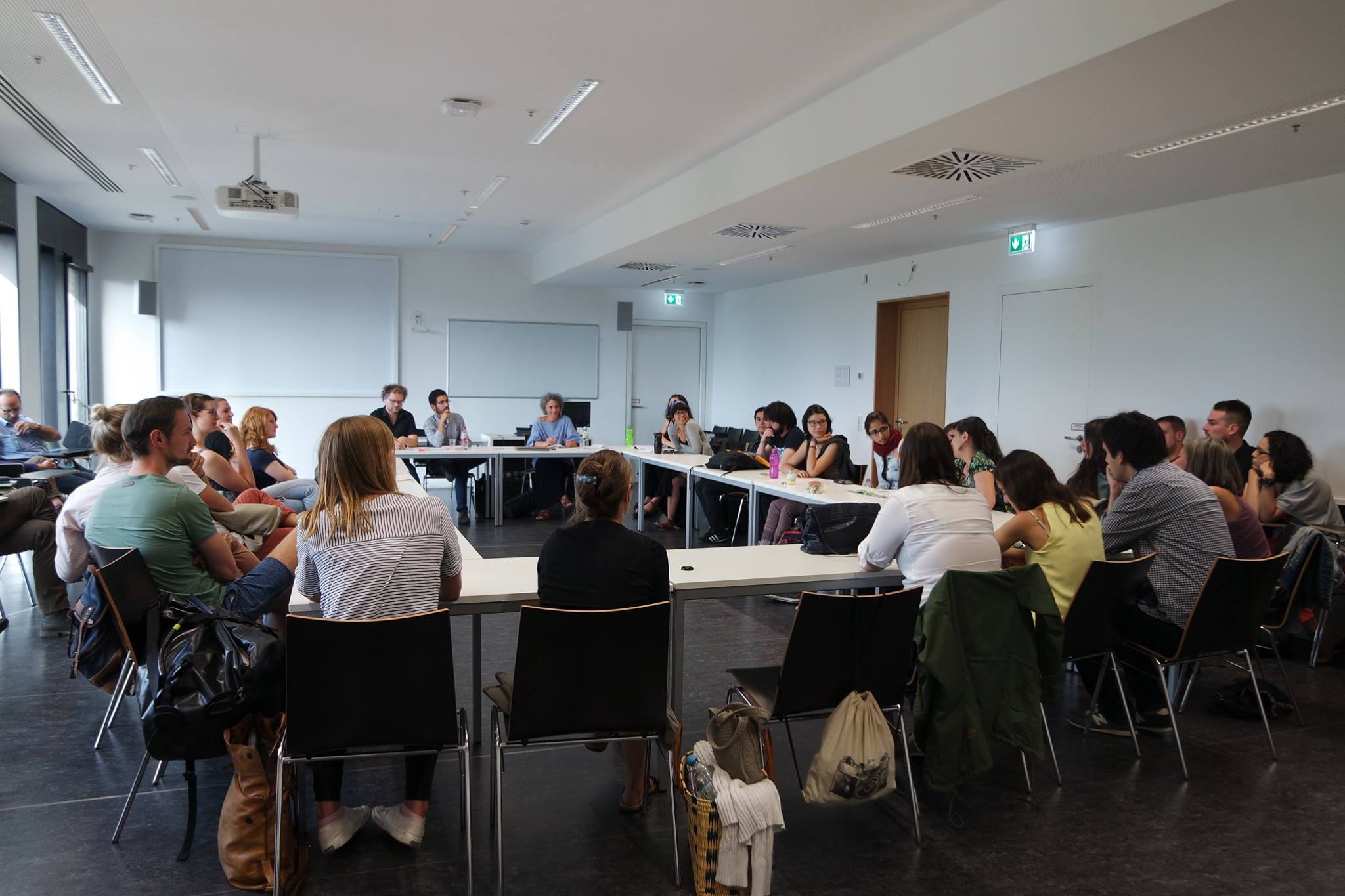 O livro das aproximações apresentado a alunos e amigos no dia 14 de julho de 2016 na Universidade Goethe de Frankfurt. Moderação de David Freudenthal.